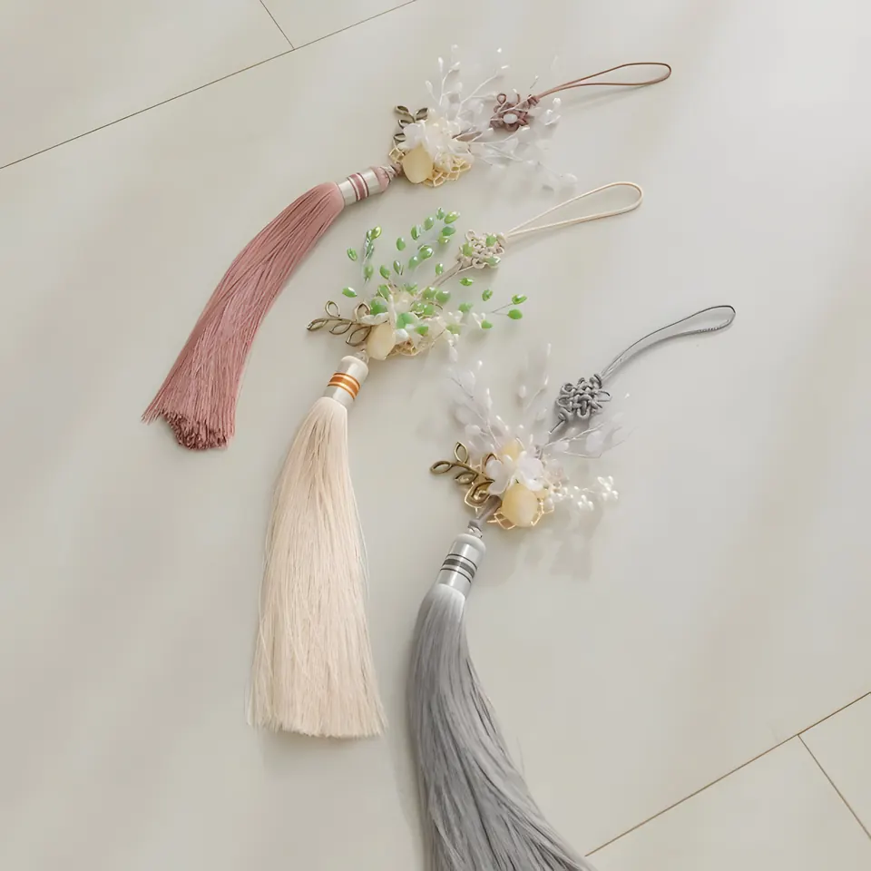 The Leaf Norigae, accessory from the collection, product photograph